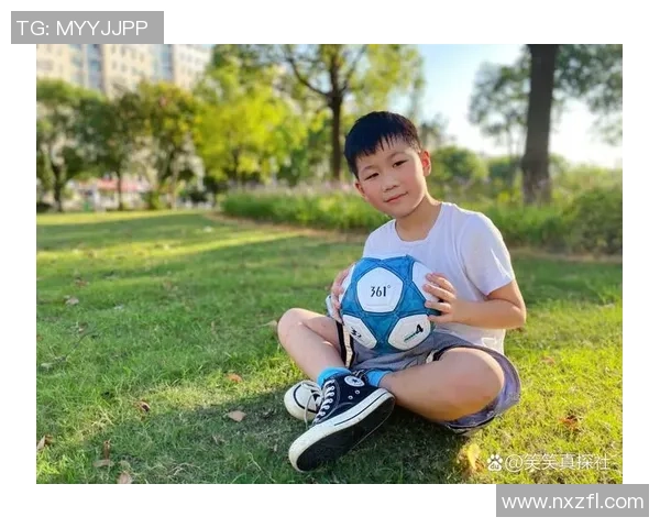 小童踢足球的快乐时光与成长故事分享