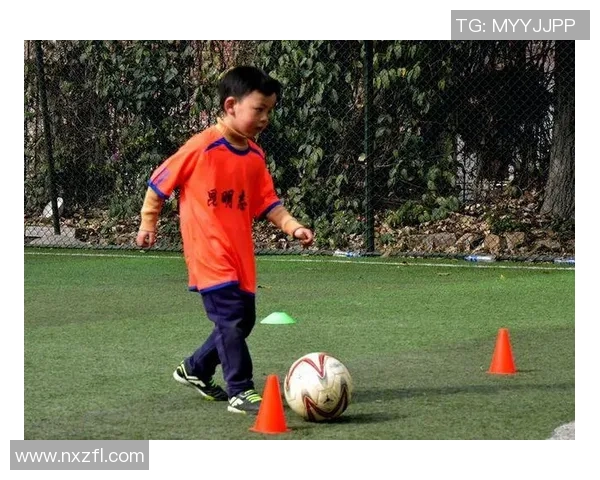 时尚男孩发型与足球运动的完美结合打造个性魅力与运动风范